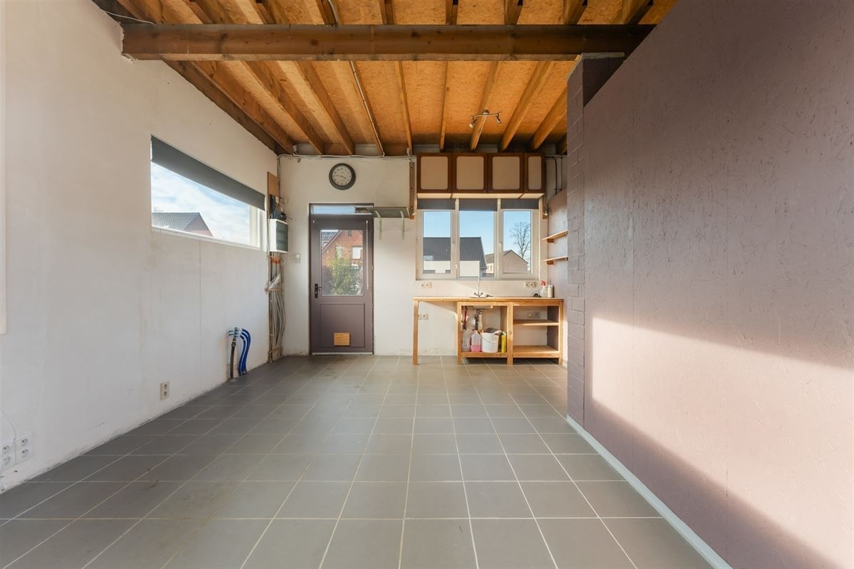 AF TE WERKEN RUIME WONING (222M²) MET 2 SLAAPKAMERS EN TUIN MET TUINKAMER OP 6A 81CA TE PAAL