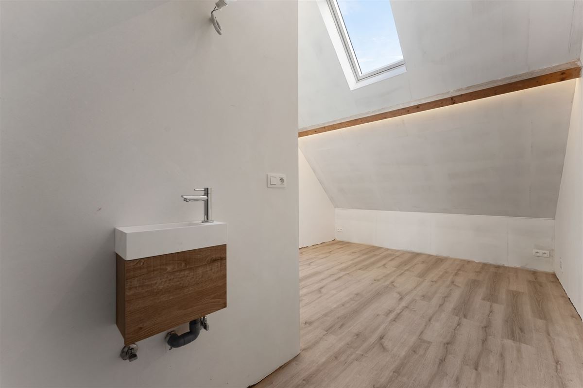 AF TE WERKEN RUIME WONING (222M²) MET 2 SLAAPKAMERS EN TUIN MET TUINKAMER OP 6A 81CA TE PAAL