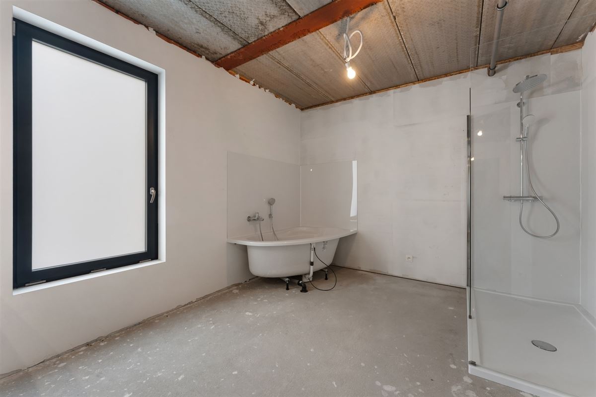 AF TE WERKEN RUIME WONING (222M²) MET 2 SLAAPKAMERS EN TUIN MET TUINKAMER OP 6A 81CA TE PAAL