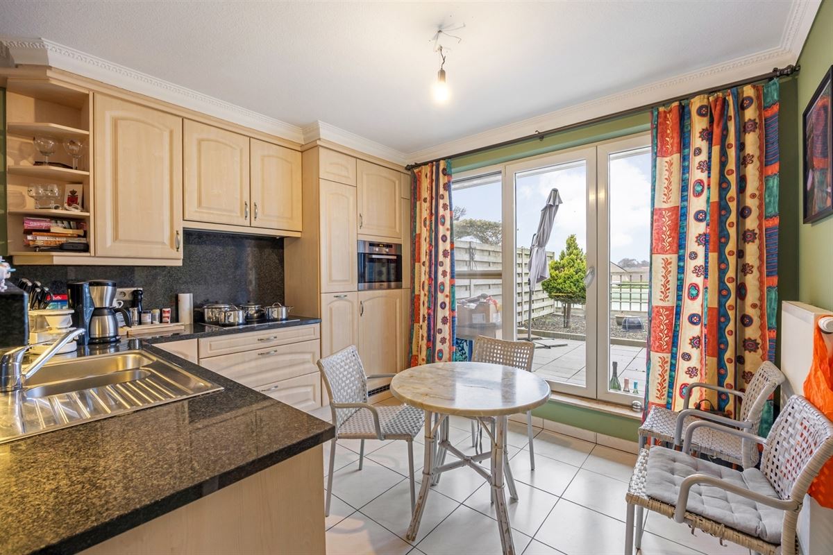 ENERGIEZUINIG APPARTEMENT MET 2 SLAAPKAMERS EN ZEER RUIM TERRAS (50M²) IN HET CENTRUM VAN OOSTHAM