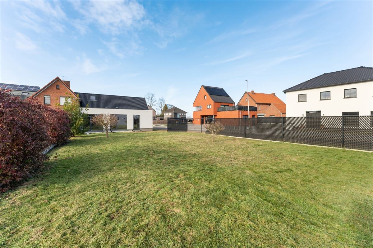 AF TE WERKEN RUIME WONING (222M²) MET 2 SLAAPKAMERS EN TUIN MET TUINKAMER OP 6A 81CA TE PAAL
