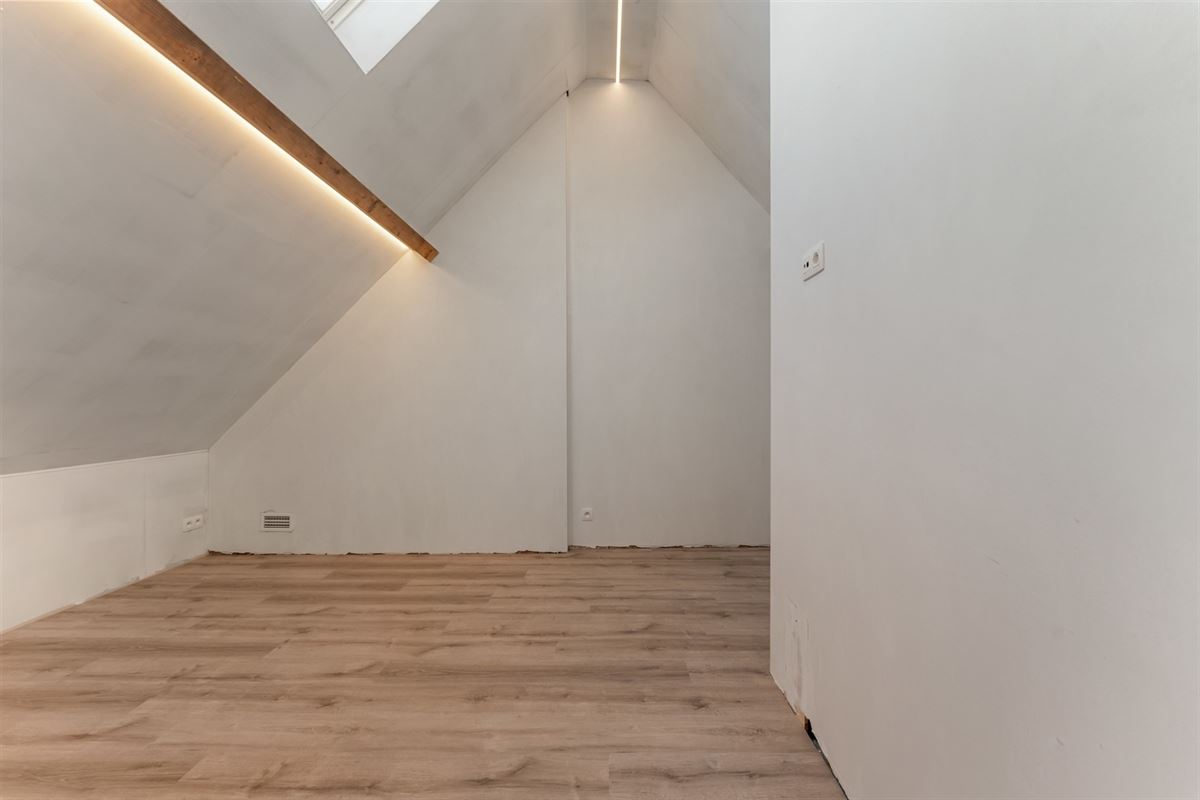 AF TE WERKEN RUIME WONING (222M²) MET 2 SLAAPKAMERS EN TUIN MET TUINKAMER OP 6A 81CA TE PAAL