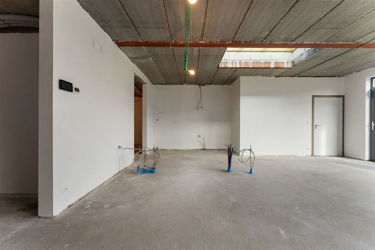 AF TE WERKEN RUIME WONING (222M²) MET 2 SLAAPKAMERS EN TUIN MET TUINKAMER OP 6A 81CA TE PAAL