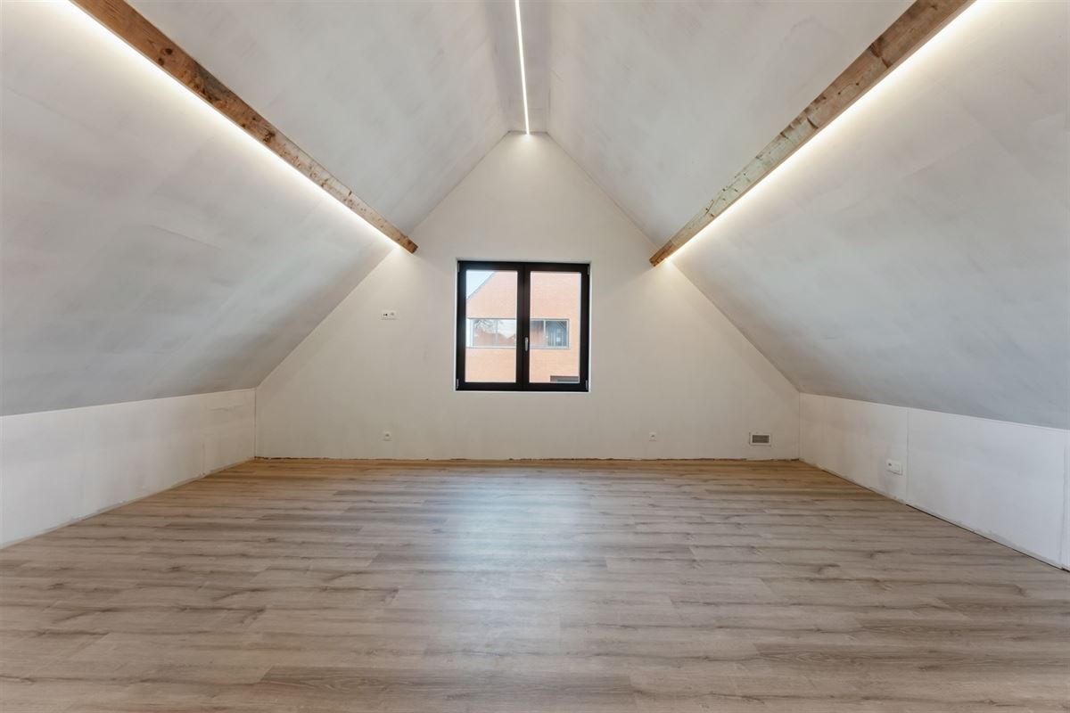 AF TE WERKEN RUIME WONING (222M²) MET 2 SLAAPKAMERS EN TUIN MET TUINKAMER OP 6A 81CA TE PAAL