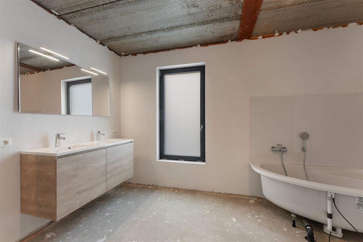 AF TE WERKEN RUIME WONING (222M²) MET 2 SLAAPKAMERS EN TUIN MET TUINKAMER OP 6A 81CA TE PAAL