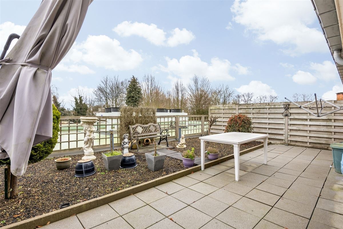 ENERGIEZUINIG APPARTEMENT MET 2 SLAAPKAMERS EN ZEER RUIM TERRAS (50M²) IN HET CENTRUM VAN OOSTHAM