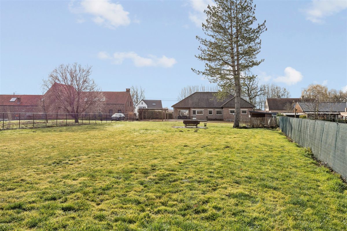 KARAKTERVOLLE GELIJKVLOERSE WONING (246M²) OP EEN PERCEEL VAN 25A41CA TE HALEN