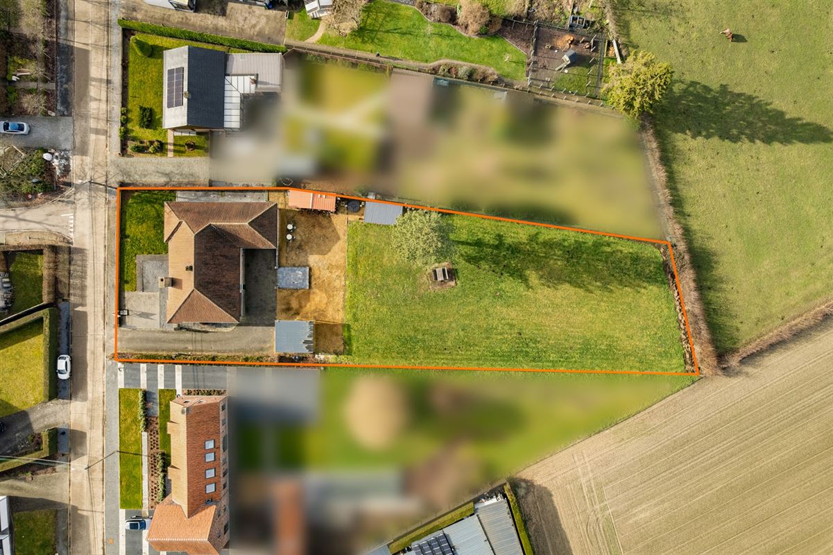 KARAKTERVOLLE GELIJKVLOERSE WONING (246M²) OP EEN PERCEEL VAN 25A41CA TE HALEN