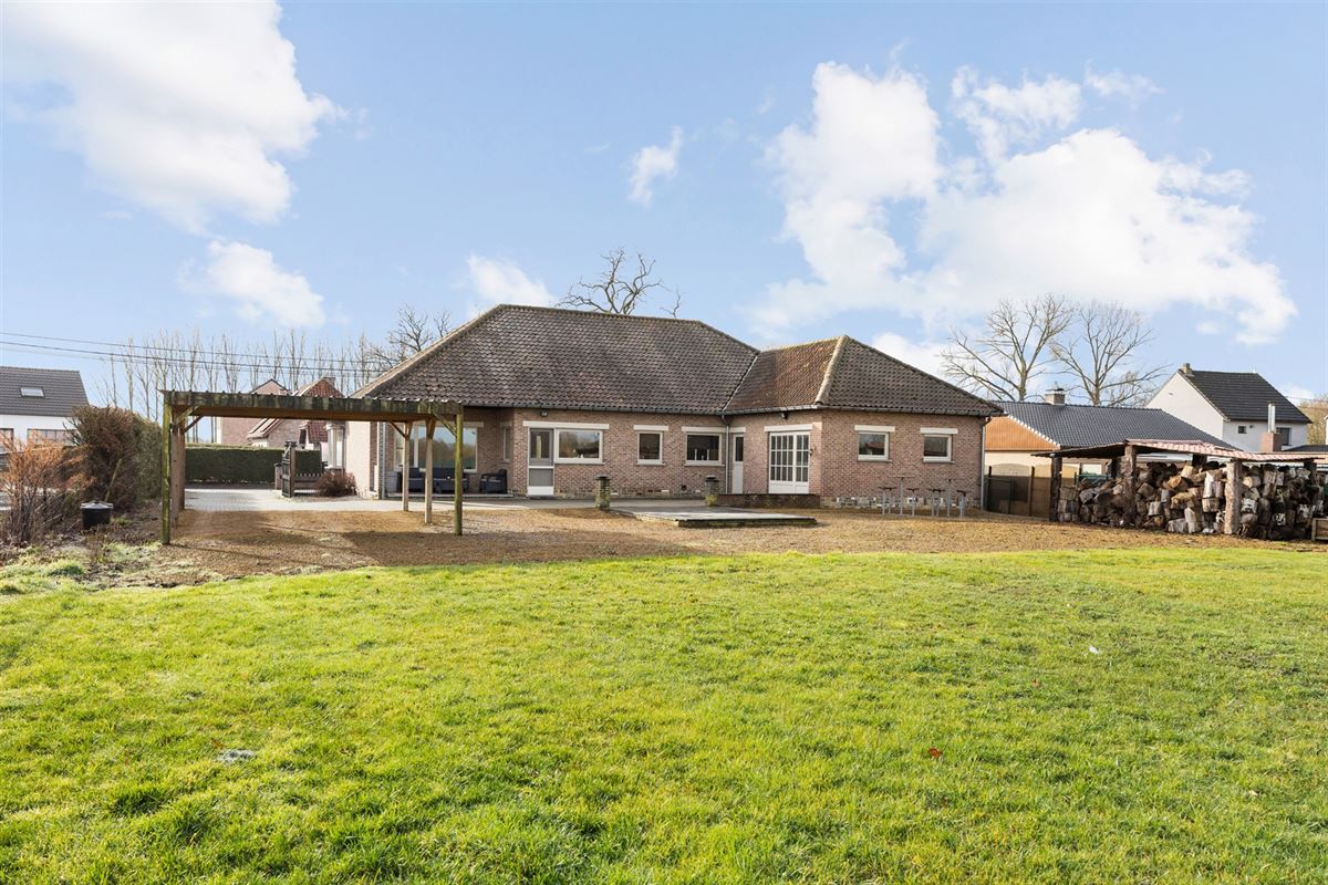 KARAKTERVOLLE GELIJKVLOERSE WONING (246M²) OP EEN PERCEEL VAN 25A41CA TE HALEN