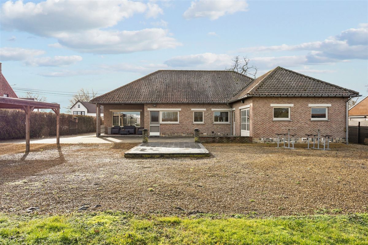 KARAKTERVOLLE GELIJKVLOERSE WONING (246M²) OP EEN PERCEEL VAN 25A41CA TE HALEN