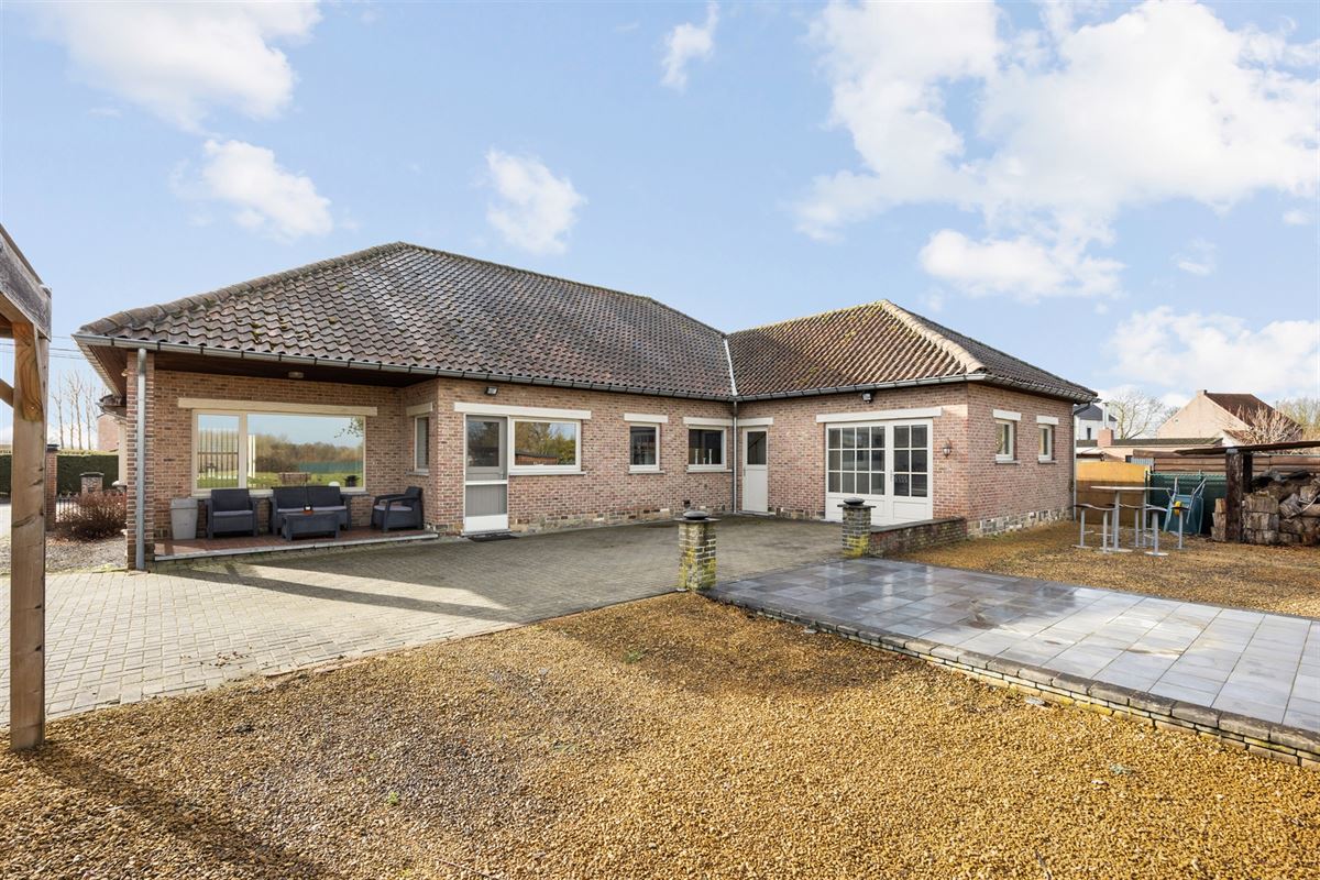 KARAKTERVOLLE GELIJKVLOERSE WONING (246M²) OP EEN PERCEEL VAN 25A41CA TE HALEN