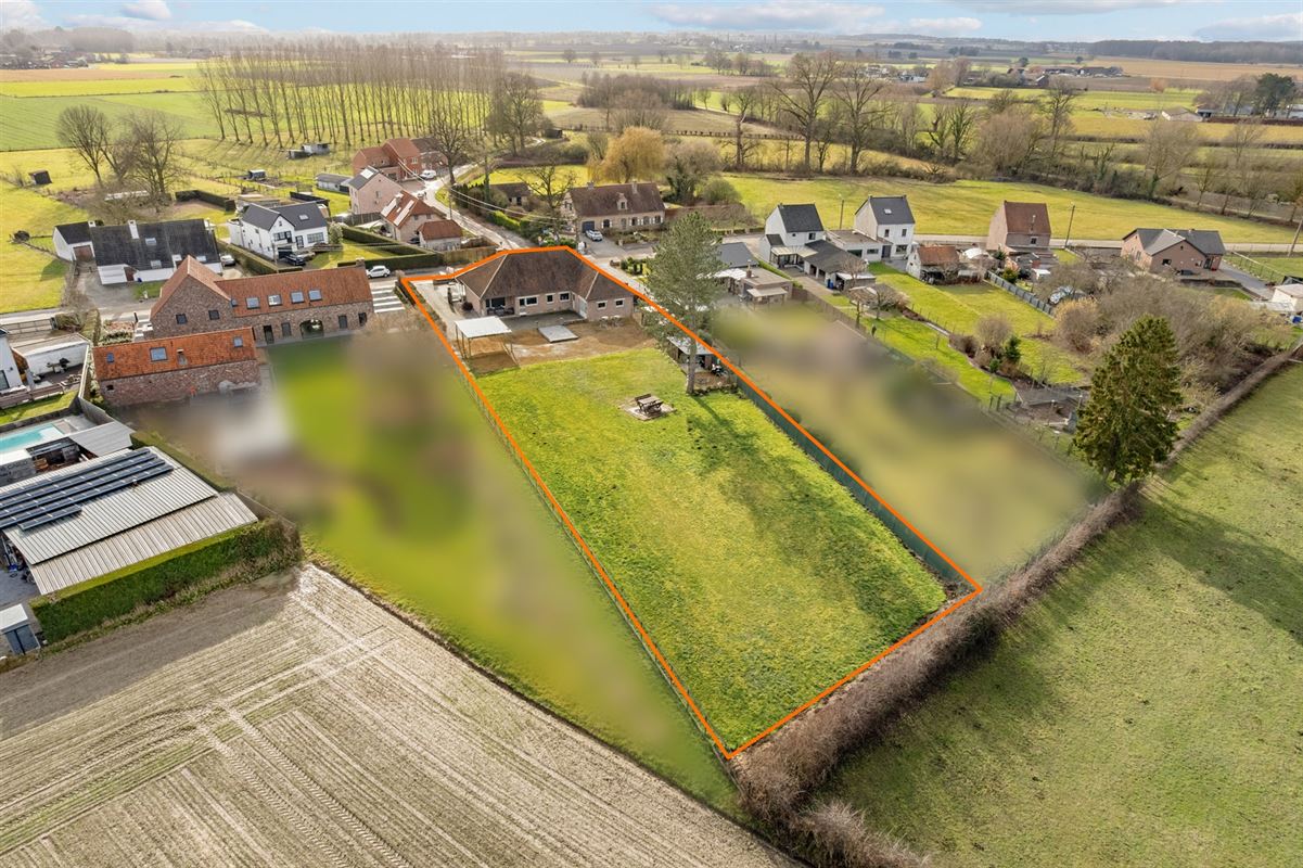 KARAKTERVOLLE GELIJKVLOERSE WONING (246M²) OP EEN PERCEEL VAN 25A41CA TE HALEN