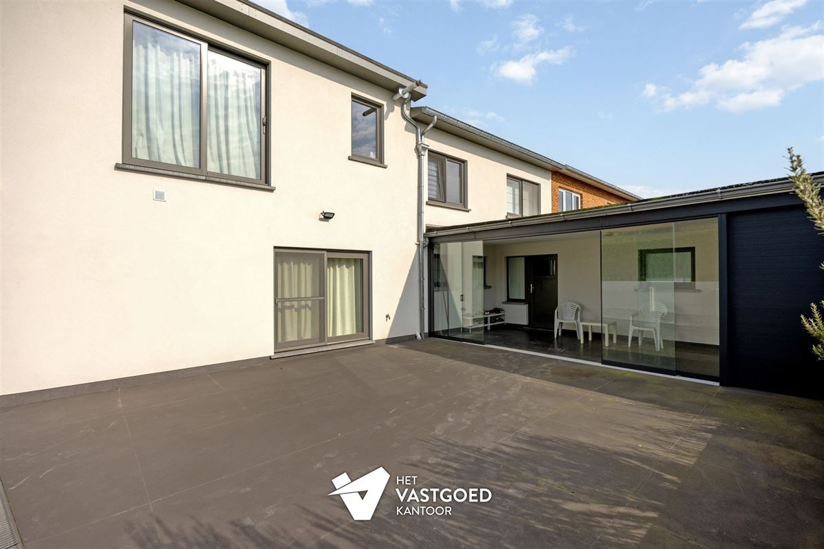 PERFECT ONDERHOUDEN GELIJKVLOERS APPARTEMENT (146M²) MET 3 SLAAPKAMERS EN TERRAS TE HASSELT