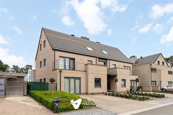 ZEER RUIM DUPLEX APPARTEMENT (149M²) MET 3 SLAAPKAMERS, TERRAS EN 2 AUTOSTAANPLAATSEN TE HAM