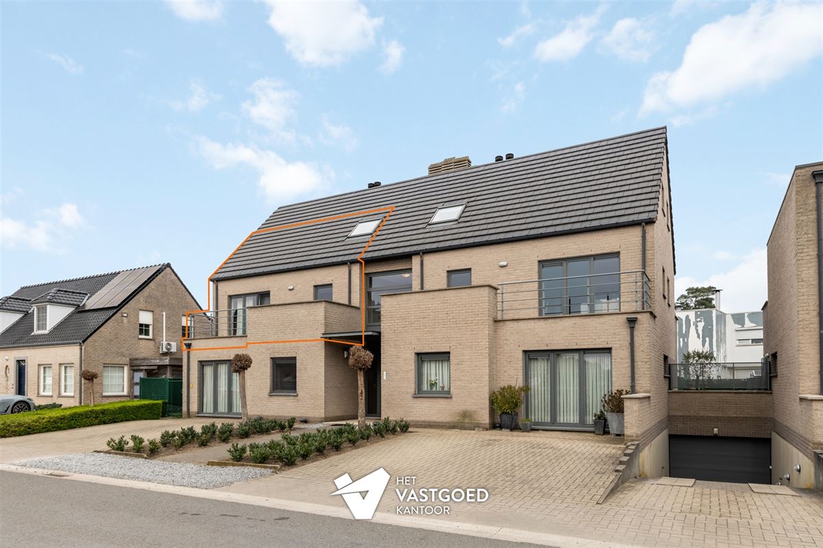 ZEER RUIM DUPLEX APPARTEMENT (149M²) MET 3 SLAAPKAMERS, TERRAS EN 2 AUTOSTAANPLAATSEN TE HAM