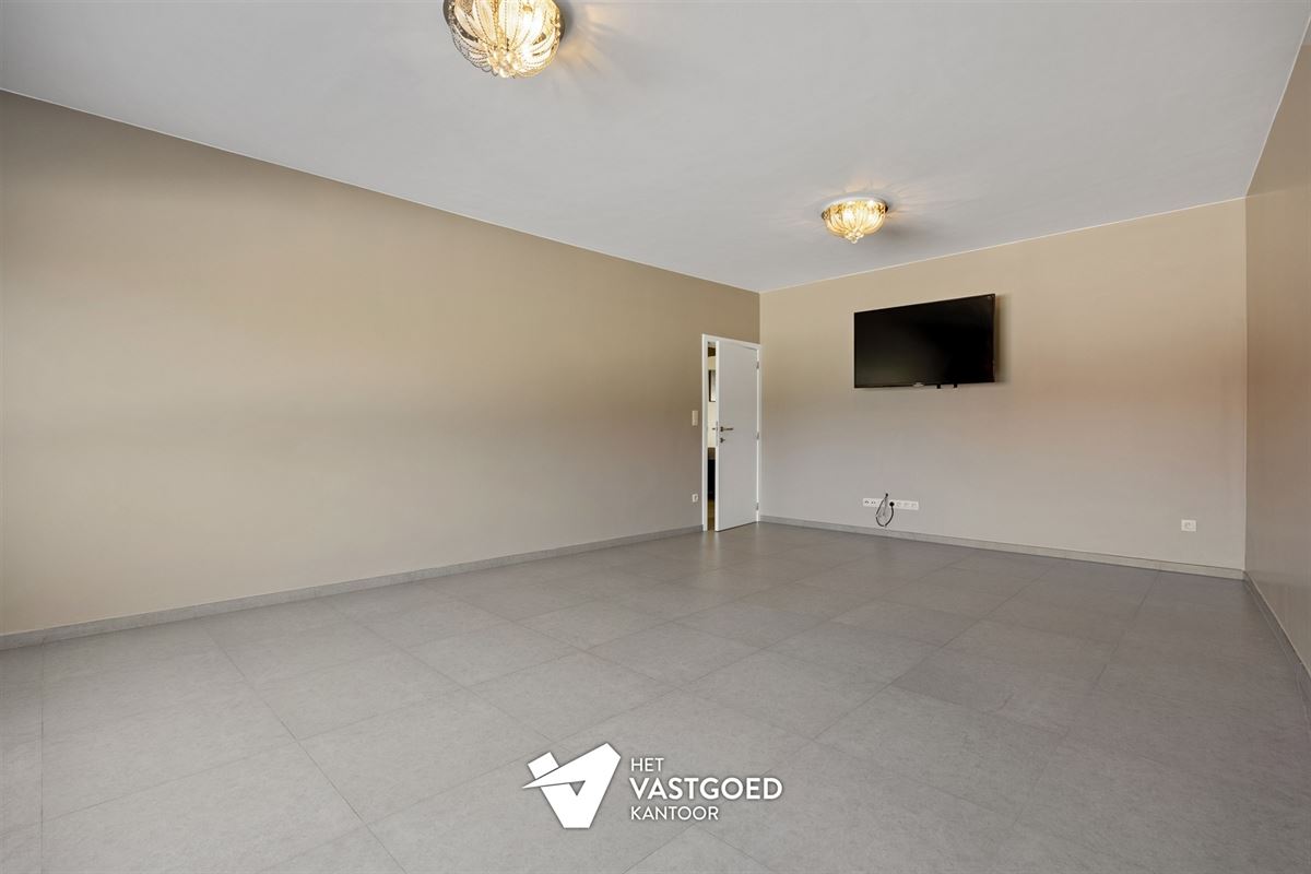 PERFECT ONDERHOUDEN GELIJKVLOERS APPARTEMENT (146M²) MET 3 SLAAPKAMERS EN TERRAS TE HASSELT