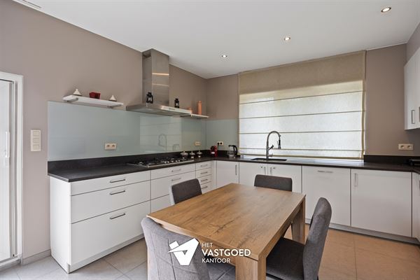 PERFECT ONDERHOUDEN GELIJKVLOERS APPARTEMENT (146M²) MET 3 SLAAPKAMERS EN TERRAS TE HASSELT