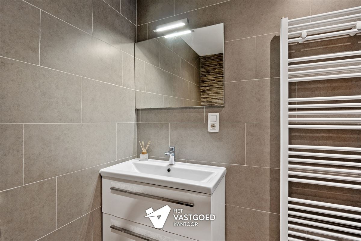 PERFECT ONDERHOUDEN GELIJKVLOERS APPARTEMENT (146M²) MET 3 SLAAPKAMERS EN TERRAS TE HASSELT