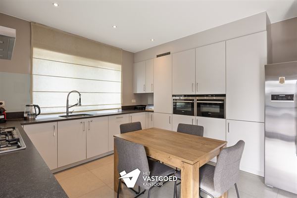 PERFECT ONDERHOUDEN GELIJKVLOERS APPARTEMENT (146M²) MET 3 SLAAPKAMERS EN TERRAS TE HASSELT