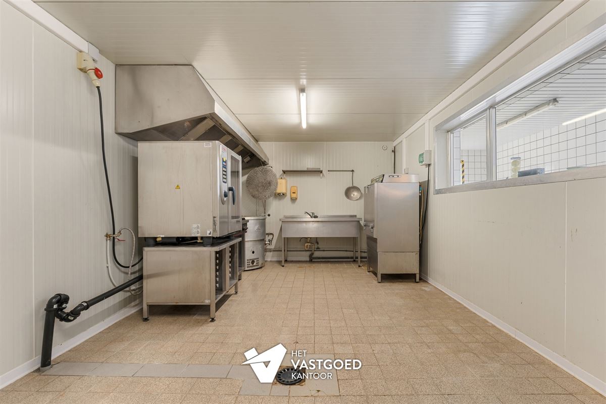 ZEER RUIM PAND (CA 550M2) MET APPARTEMENT 3 SLAAPKAMERS