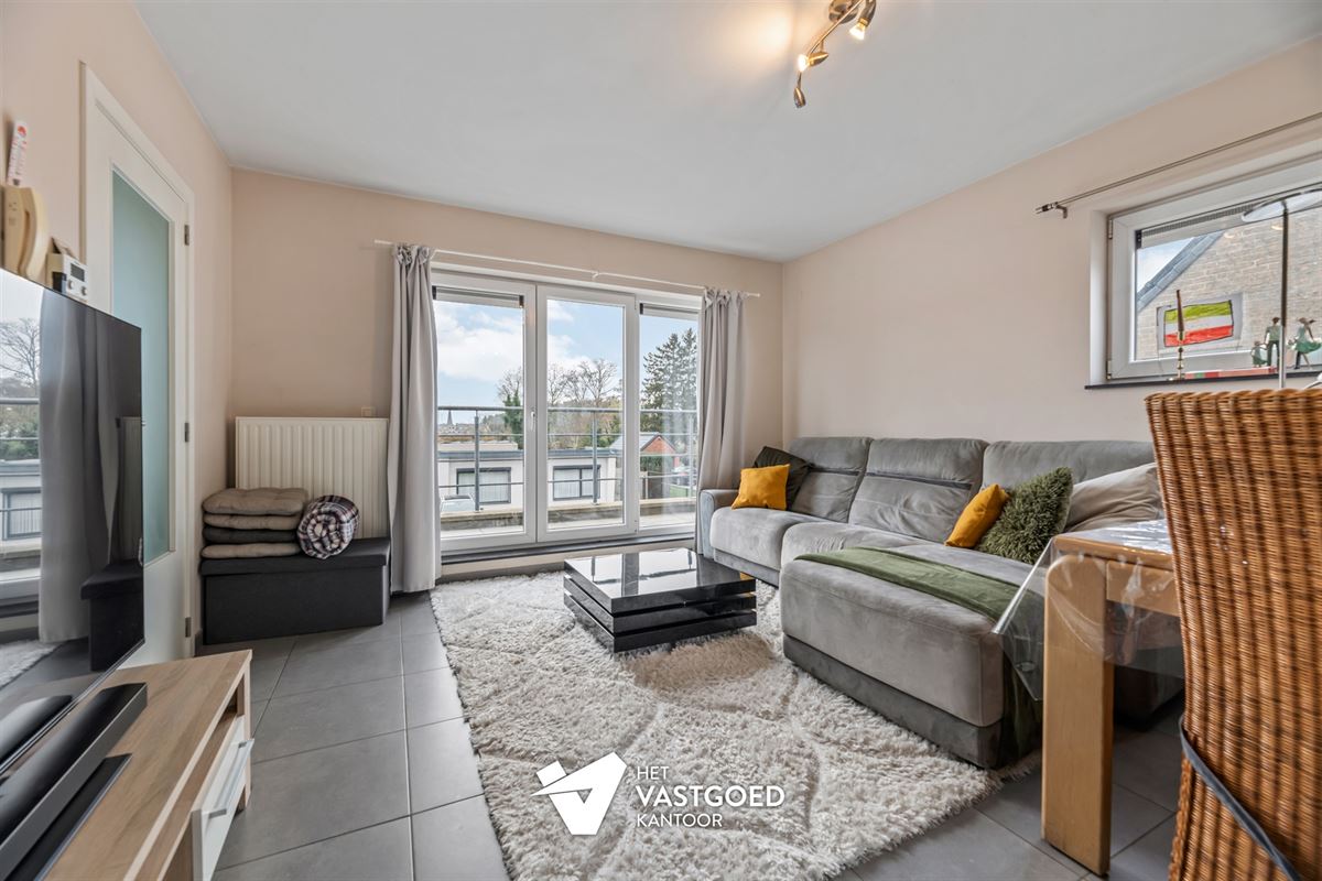 ZEER RUIM DUPLEX APPARTEMENT (149M²) MET 3 SLAAPKAMERS, TERRAS EN 2 AUTOSTAANPLAATSEN TE HAM