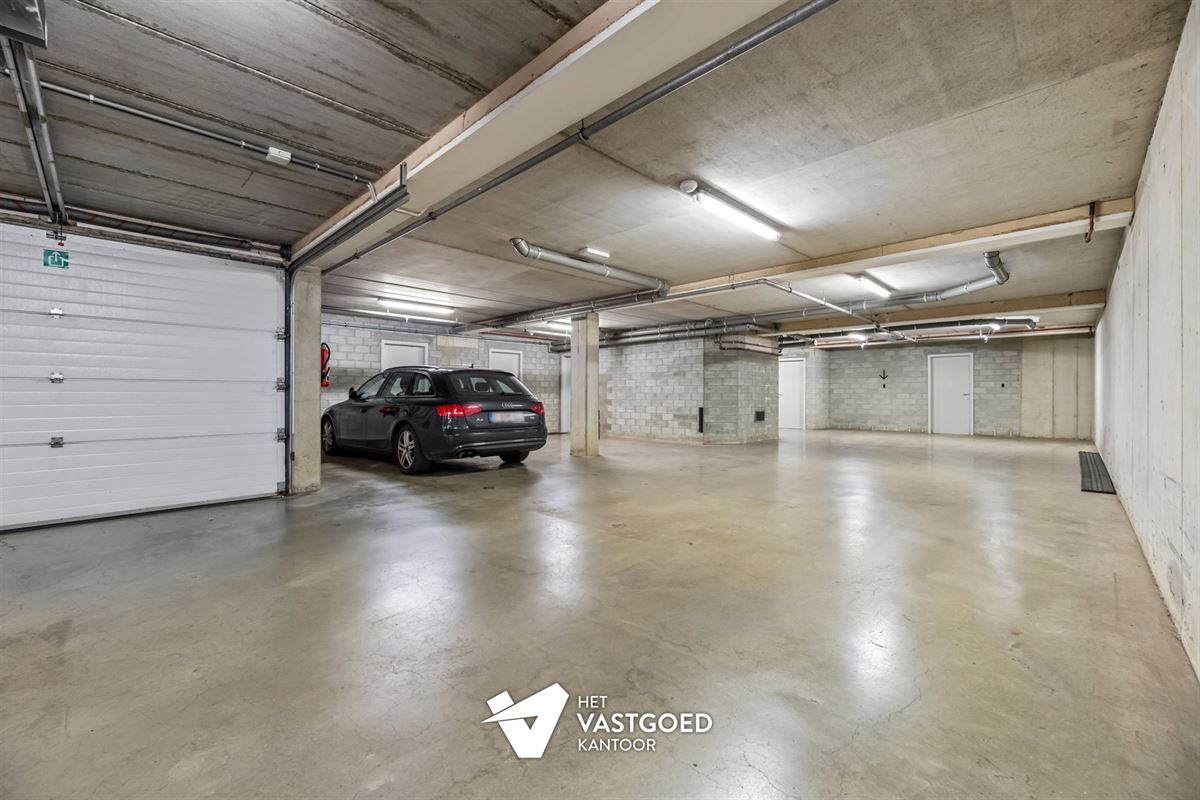 ZEER RUIM DUPLEX APPARTEMENT (149M²) MET 3 SLAAPKAMERS, TERRAS EN 2 AUTOSTAANPLAATSEN TE HAM