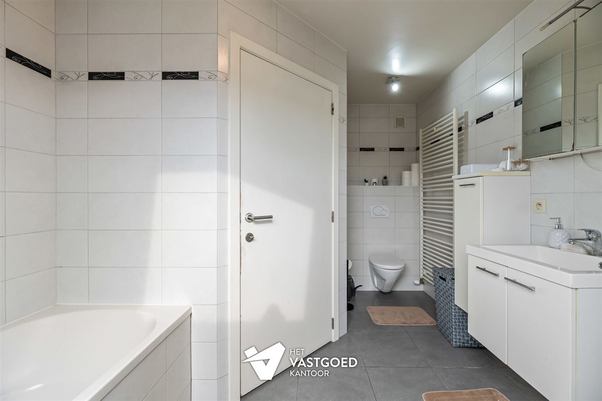 ZEER RUIM DUPLEX APPARTEMENT (149M²) MET 3 SLAAPKAMERS, TERRAS EN 2 AUTOSTAANPLAATSEN TE HAM