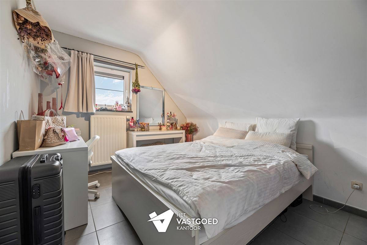 ZEER RUIM DUPLEX APPARTEMENT (149M²) MET 3 SLAAPKAMERS, TERRAS EN 2 AUTOSTAANPLAATSEN TE HAM