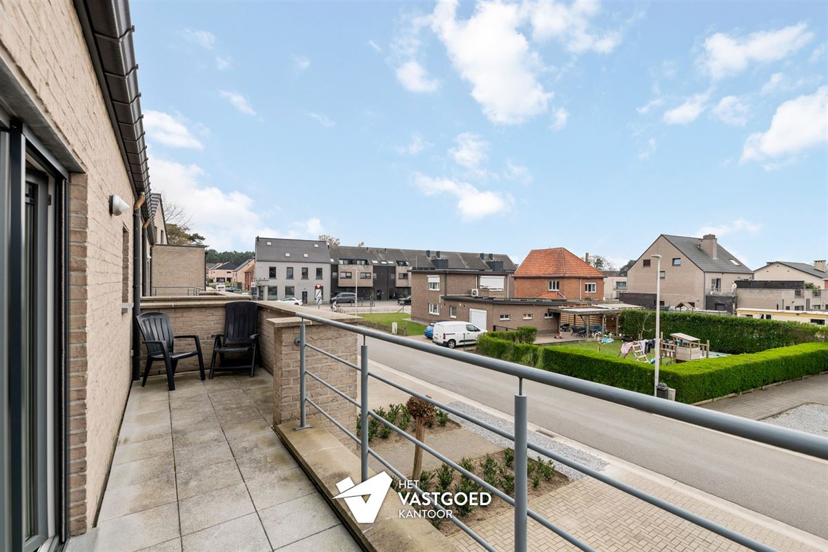 ZEER RUIM DUPLEX APPARTEMENT (149M²) MET 3 SLAAPKAMERS, TERRAS EN 2 AUTOSTAANPLAATSEN TE HAM