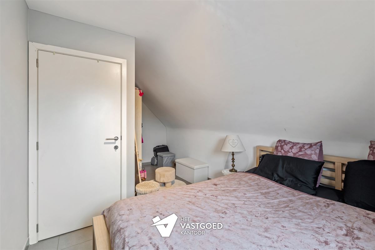 ZEER RUIM DUPLEX APPARTEMENT (149M²) MET 3 SLAAPKAMERS, TERRAS EN 2 AUTOSTAANPLAATSEN TE HAM