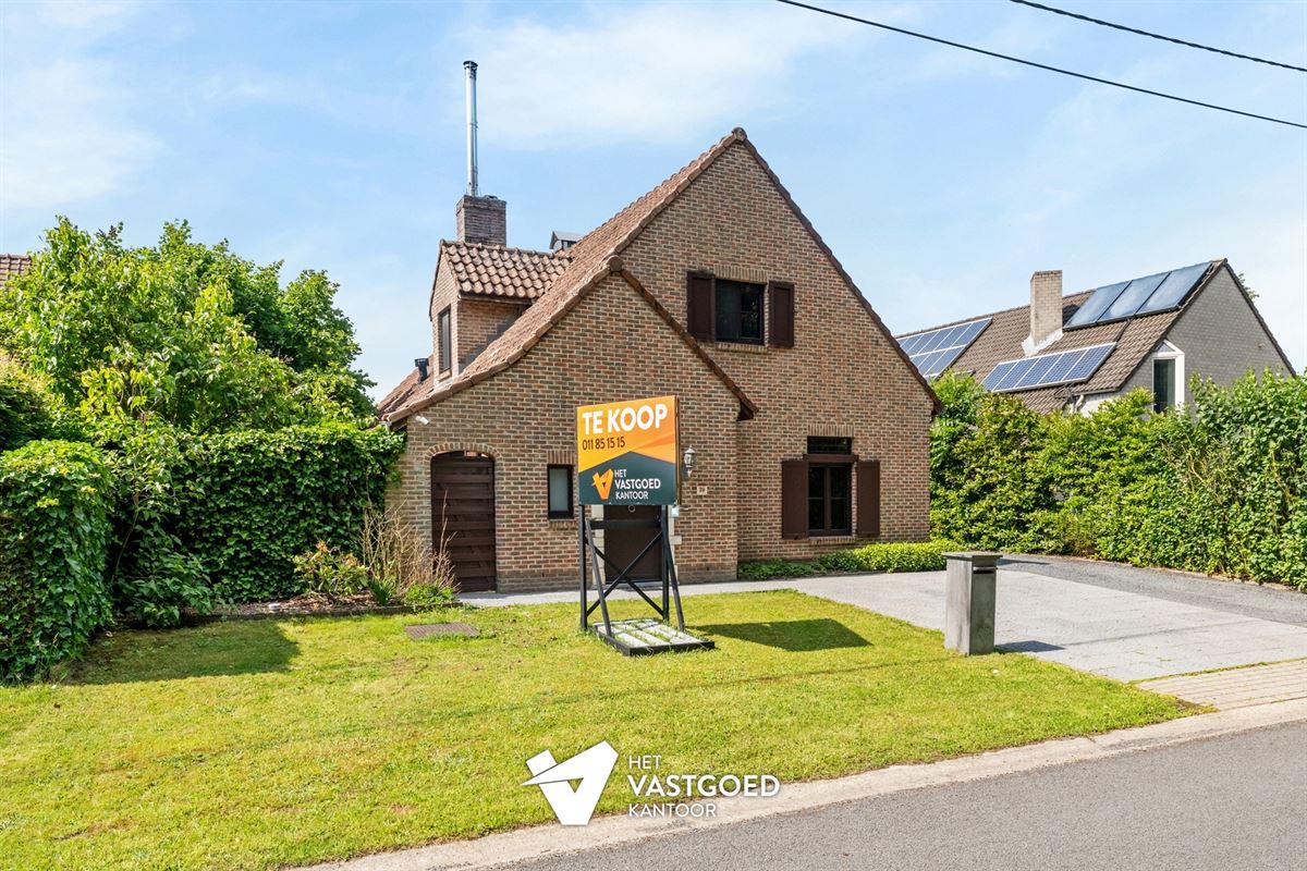 RUIME GEZINSWONING IN ZEER GEGEERDE WIJK IN VIVERSEL MET PRACHTIG AANGELEGDE TUIN EN WERKHUIS.