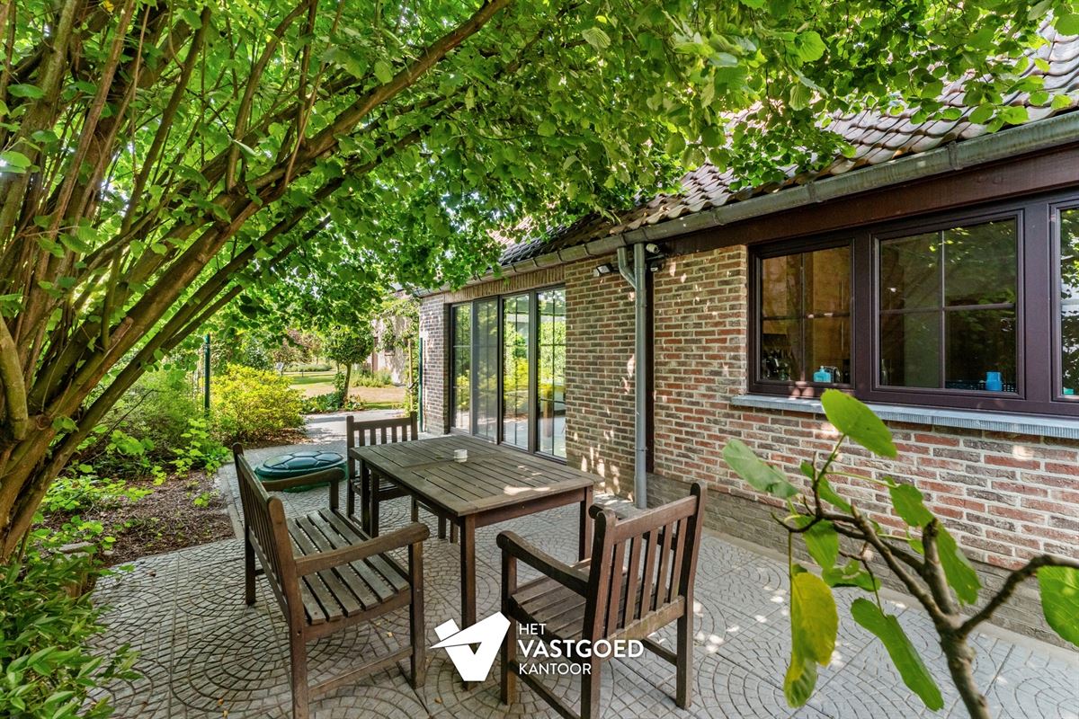 RUIME GEZINSWONING IN ZEER GEGEERDE WIJK IN VIVERSEL MET PRACHTIG AANGELEGDE TUIN EN WERKHUIS.