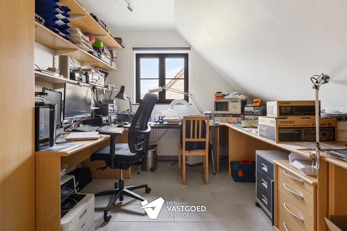PERFECT ONDERHOUDEN WONING MET 6 SLAAPKAMERS EN WERKHUIS/GARAGE IN GROENE OMGEVING TE VIVERSEL
