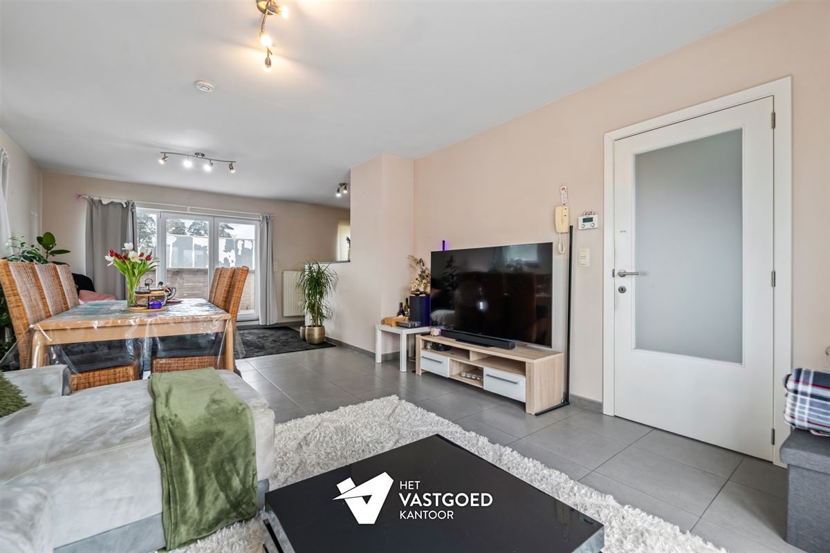 ZEER RUIM DUPLEX APPARTEMENT (149M²) MET 3 SLAAPKAMERS, TERRAS EN 2 AUTOSTAANPLAATSEN TE HAM