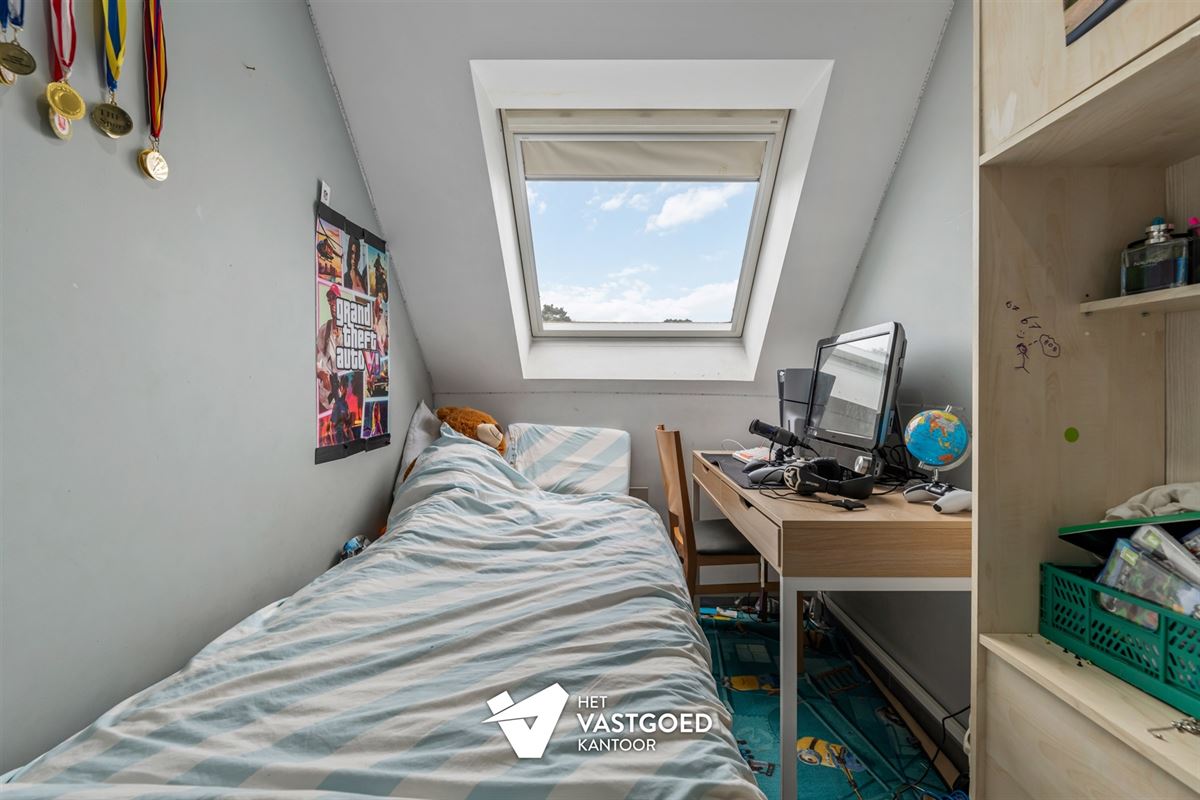ZEER RUIM DUPLEX APPARTEMENT (149M²) MET 3 SLAAPKAMERS, TERRAS EN 2 AUTOSTAANPLAATSEN TE HAM