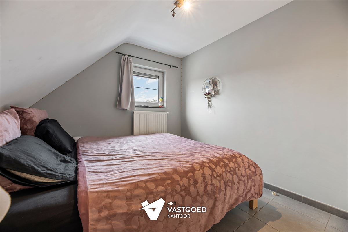 ZEER RUIM DUPLEX APPARTEMENT (149M²) MET 3 SLAAPKAMERS, TERRAS EN 2 AUTOSTAANPLAATSEN TE HAM