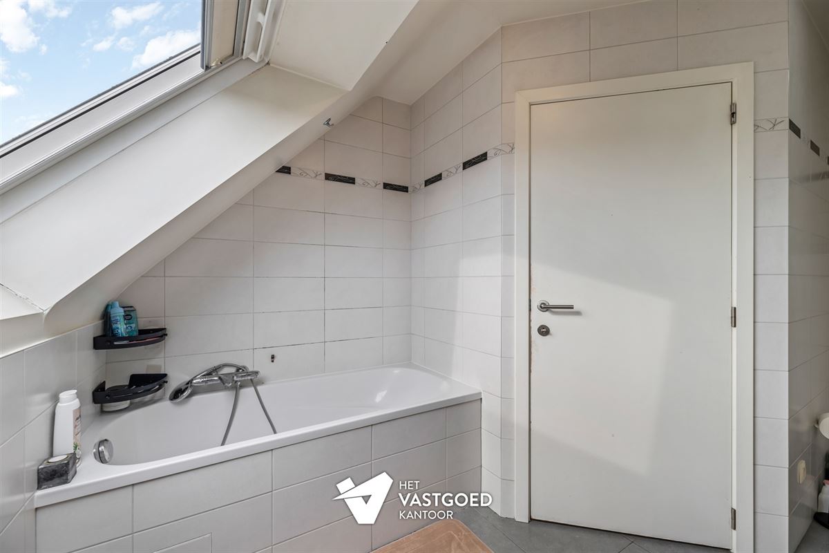 ZEER RUIM DUPLEX APPARTEMENT (149M²) MET 3 SLAAPKAMERS, TERRAS EN 2 AUTOSTAANPLAATSEN TE HAM