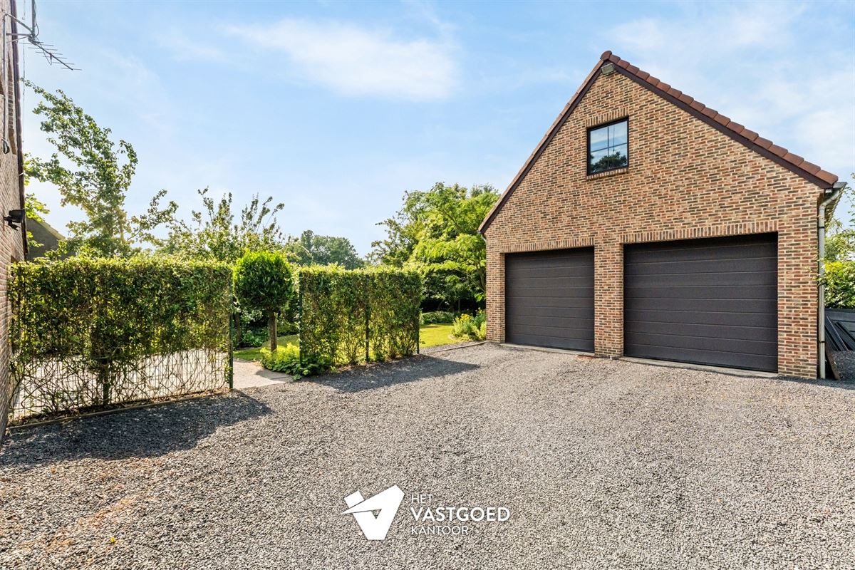 RUIME GEZINSWONING IN ZEER GEGEERDE WIJK IN VIVERSEL MET PRACHTIG AANGELEGDE TUIN EN WERKHUIS.