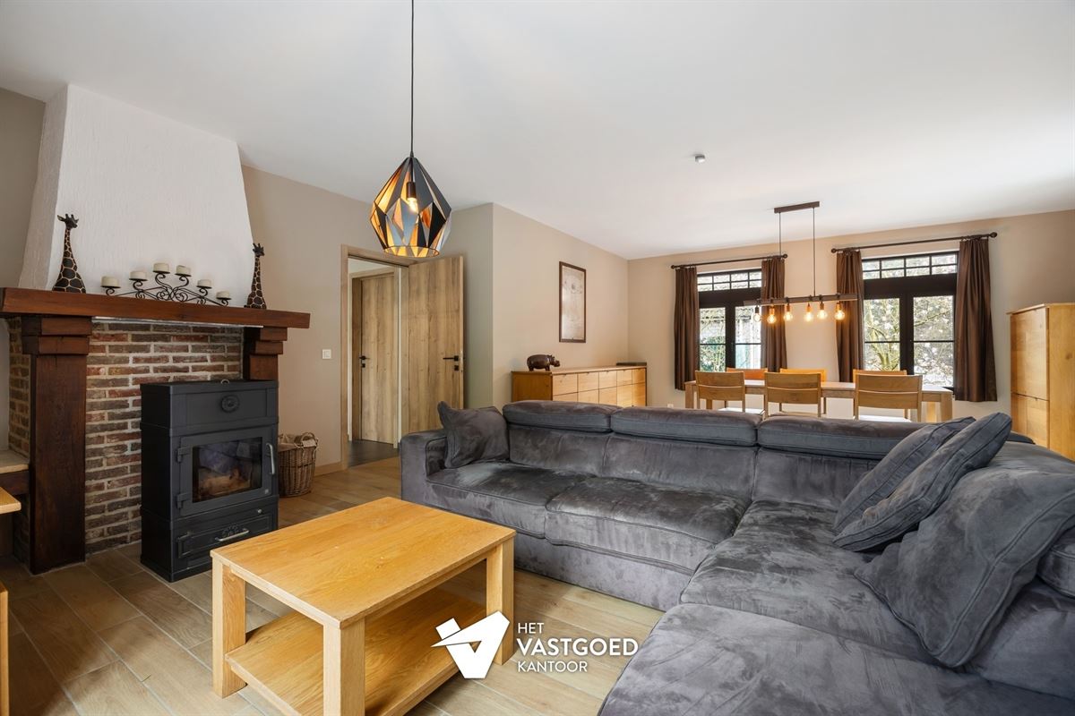 PERFECT ONDERHOUDEN WONING MET 6 SLAAPKAMERS EN WERKHUIS/GARAGE IN GROENE OMGEVING TE VIVERSEL