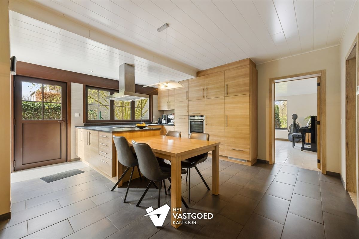 PERFECT ONDERHOUDEN WONING MET 6 SLAAPKAMERS EN WERKHUIS/GARAGE IN GROENE OMGEVING TE VIVERSEL