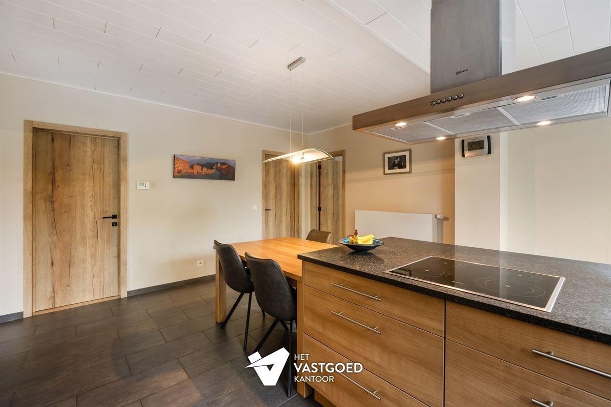 PERFECT ONDERHOUDEN WONING MET 6 SLAAPKAMERS EN WERKHUIS/GARAGE IN GROENE OMGEVING TE VIVERSEL