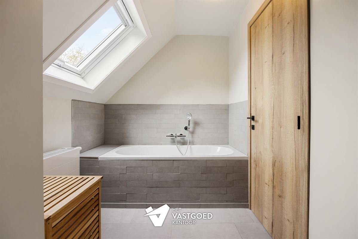 PERFECT ONDERHOUDEN WONING MET 6 SLAAPKAMERS EN WERKHUIS/GARAGE IN GROENE OMGEVING TE VIVERSEL