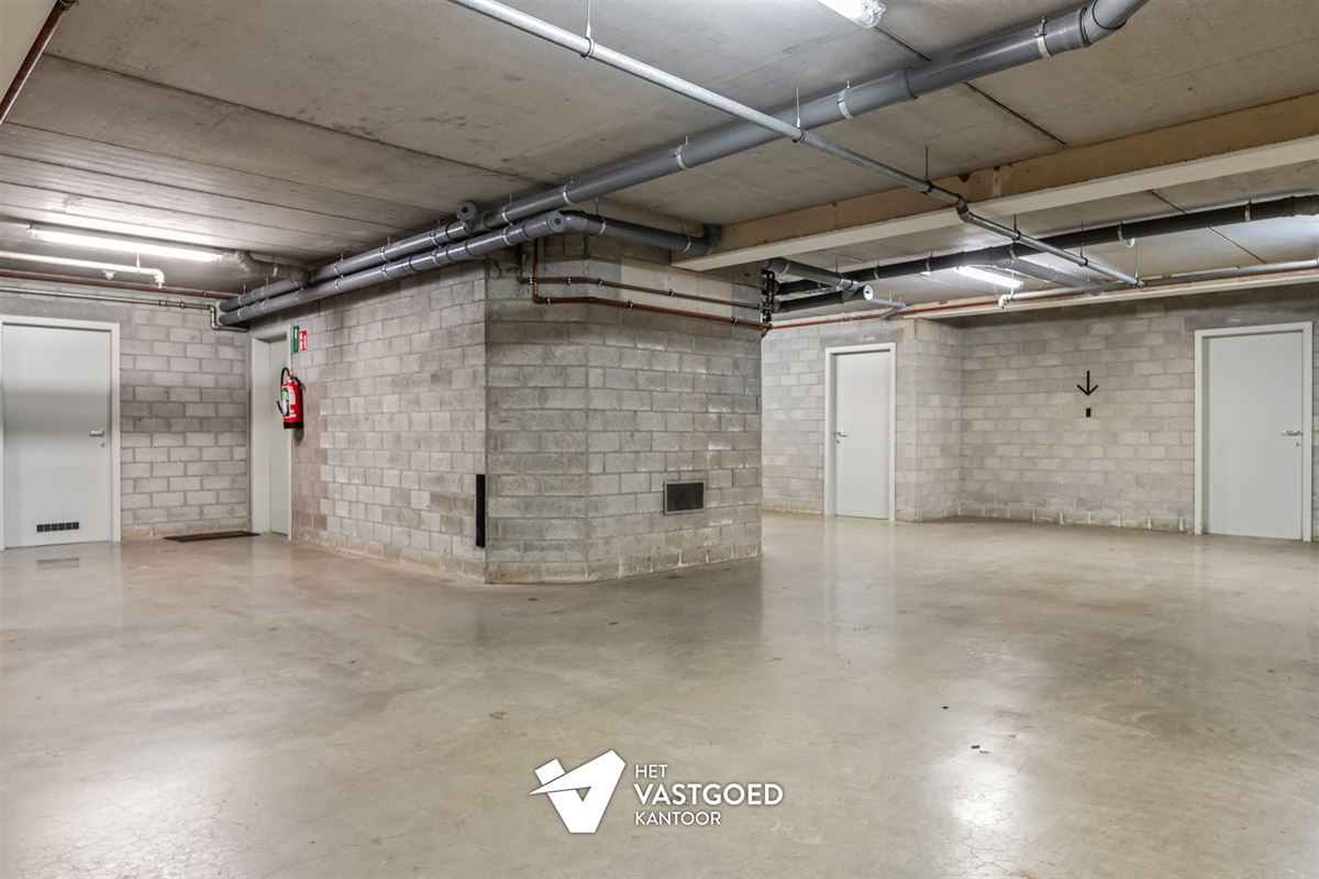 ZEER RUIM DUPLEX APPARTEMENT (149M²) MET 3 SLAAPKAMERS, TERRAS EN 2 AUTOSTAANPLAATSEN TE HAM