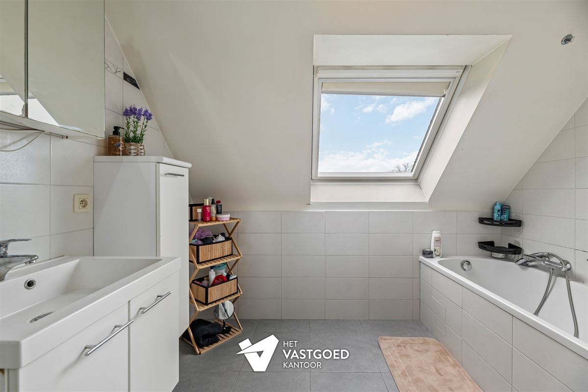 ZEER RUIM DUPLEX APPARTEMENT (149M²) MET 3 SLAAPKAMERS, TERRAS EN 2 AUTOSTAANPLAATSEN TE HAM