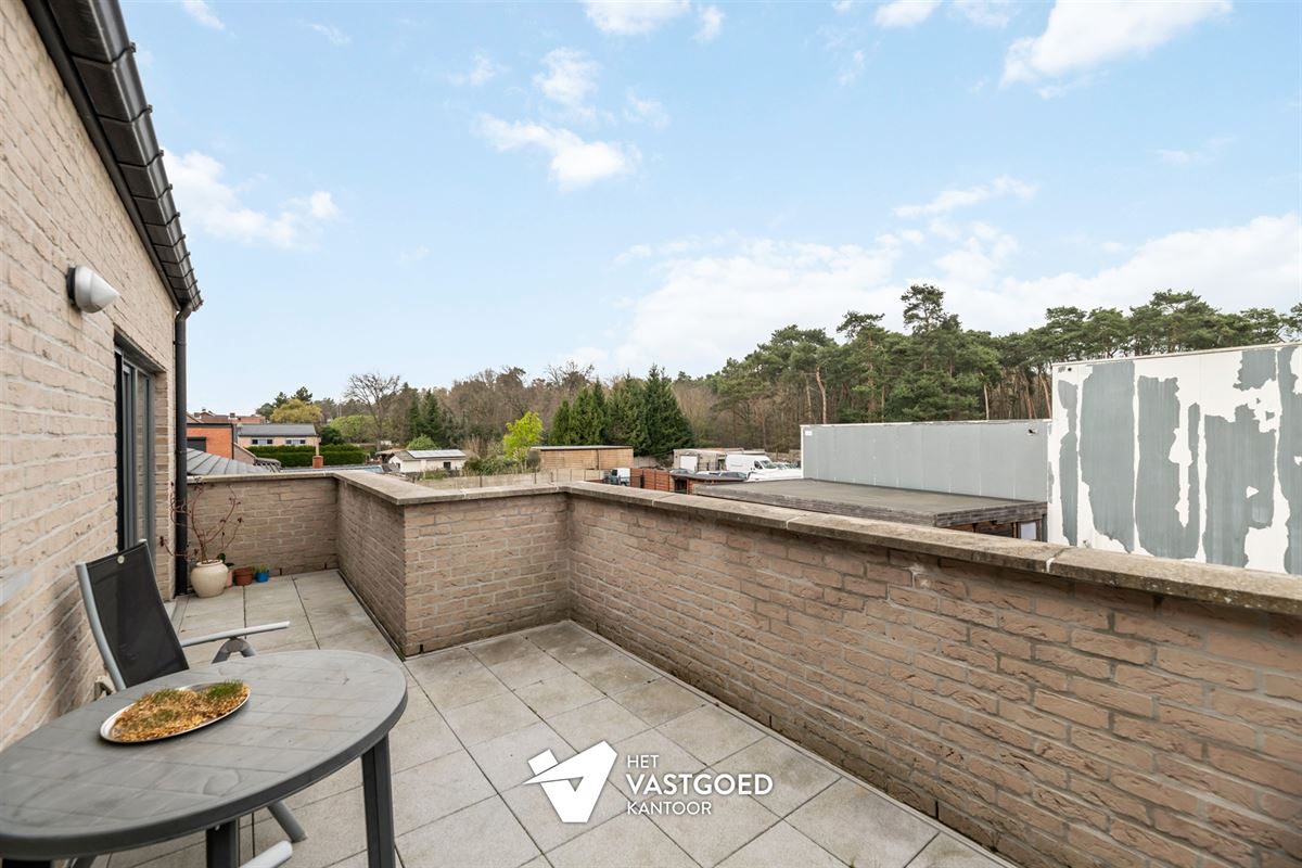 ZEER RUIM DUPLEX APPARTEMENT (149M²) MET 3 SLAAPKAMERS, TERRAS EN 2 AUTOSTAANPLAATSEN TE HAM