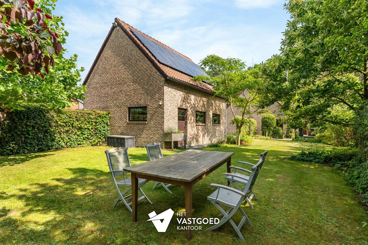 RUIME GEZINSWONING IN ZEER GEGEERDE WIJK IN VIVERSEL MET PRACHTIG AANGELEGDE TUIN EN WERKHUIS.