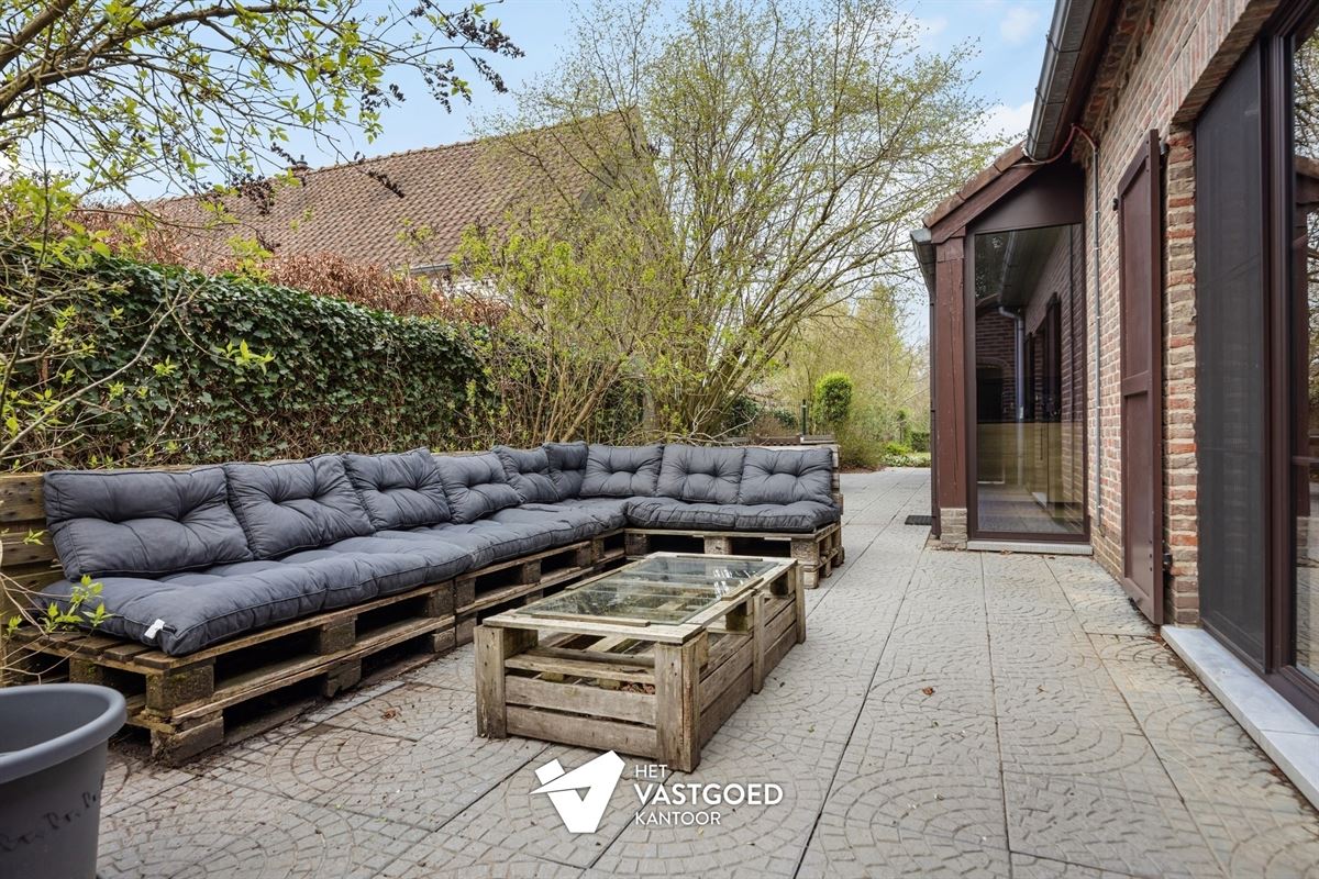 PERFECT ONDERHOUDEN WONING MET 6 SLAAPKAMERS EN WERKHUIS/GARAGE IN GROENE OMGEVING TE VIVERSEL