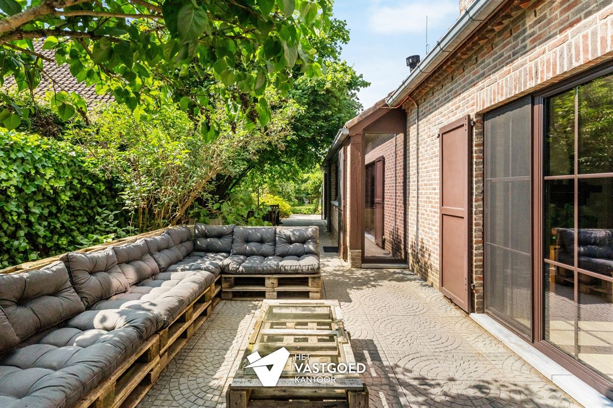 RUIME GEZINSWONING IN ZEER GEGEERDE WIJK IN VIVERSEL MET PRACHTIG AANGELEGDE TUIN EN WERKHUIS.