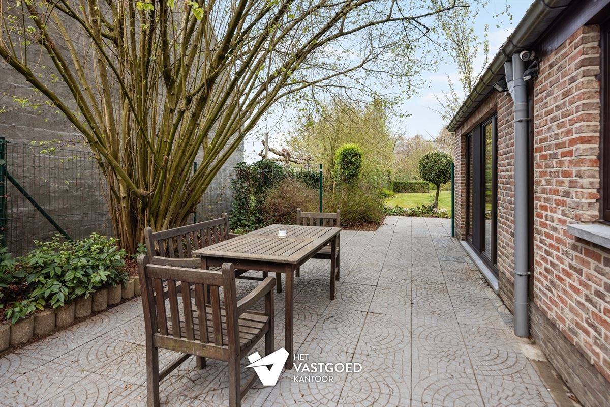 PERFECT ONDERHOUDEN WONING MET 6 SLAAPKAMERS EN WERKHUIS/GARAGE IN GROENE OMGEVING TE VIVERSEL
