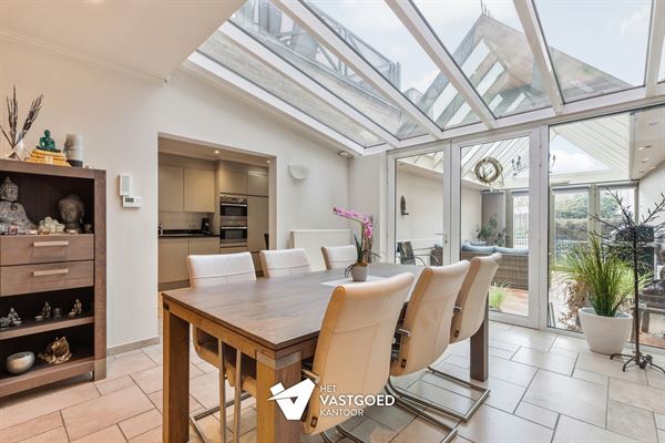 PERFECT ONDERHOUDEN GELIJKVLOERS APPARTEMENT (135M²) MET 2 SLAAPKAMERS + DRESSING EN TERRAS TE LAAKDAL